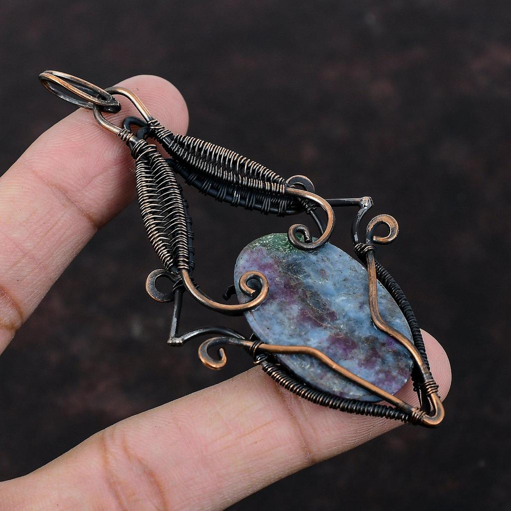 Рубиновый синий кианитовый кулон, обернутый медной проволокой, кулон, элегантные ювелирные изделия ручной работы, новейший дизайн, кулон, подарок для нее, ювелирные изделия из меди с драгоценными камнями