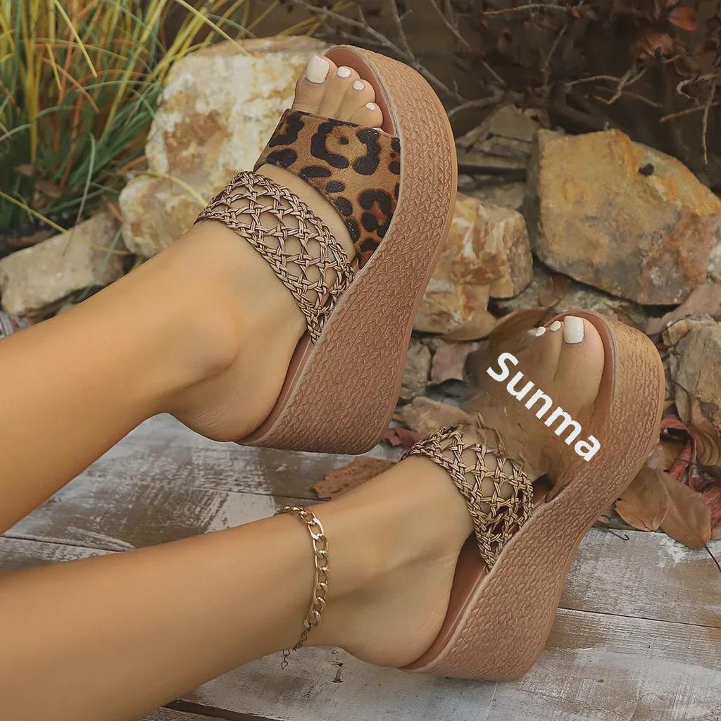 Пляжные сандалии с леопардовым принтом и большой танкеткой: Туфли-слипоны Hollow Roman с одним ремешком