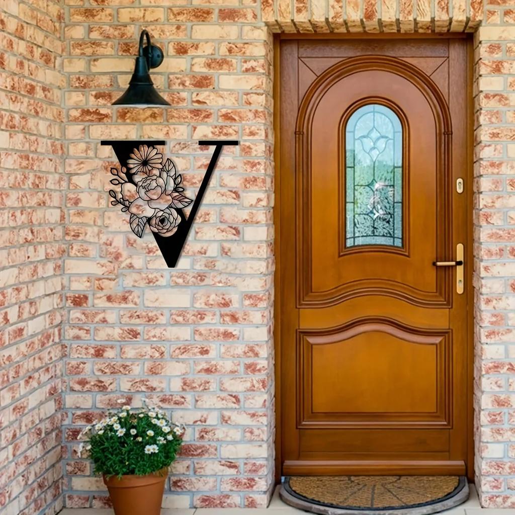 Потрясающая металлическая табличка с цветочными буквами-монограммами! Металлическое настенное искусство. Цветочный декор стен с заглавными буквами алфавита. Буквы для стен своими руками. Знак на заднем плане.