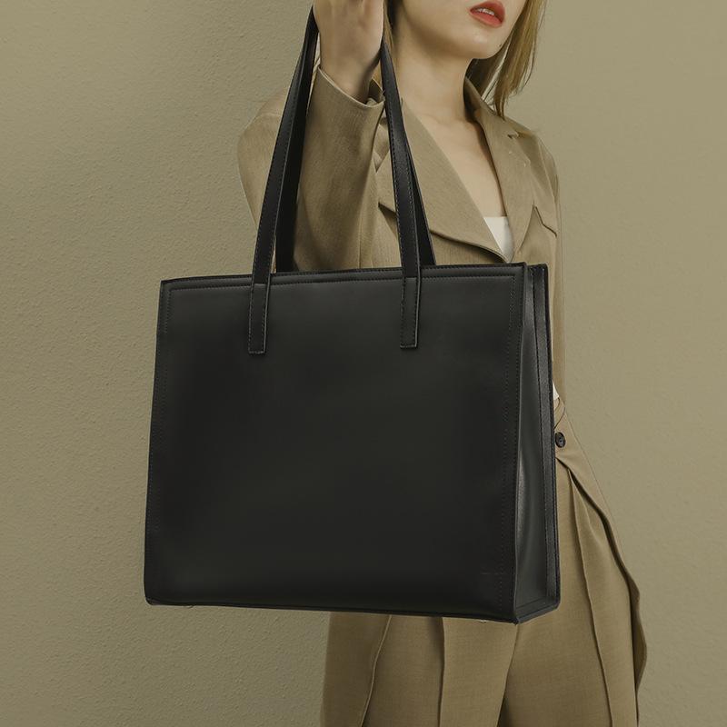 Модная сумка в стиле легкой роскоши 2025 новая нишевая сумка на плечо, сумка-тоут большой вместимости, рабочая сумка для通勤 для женщин