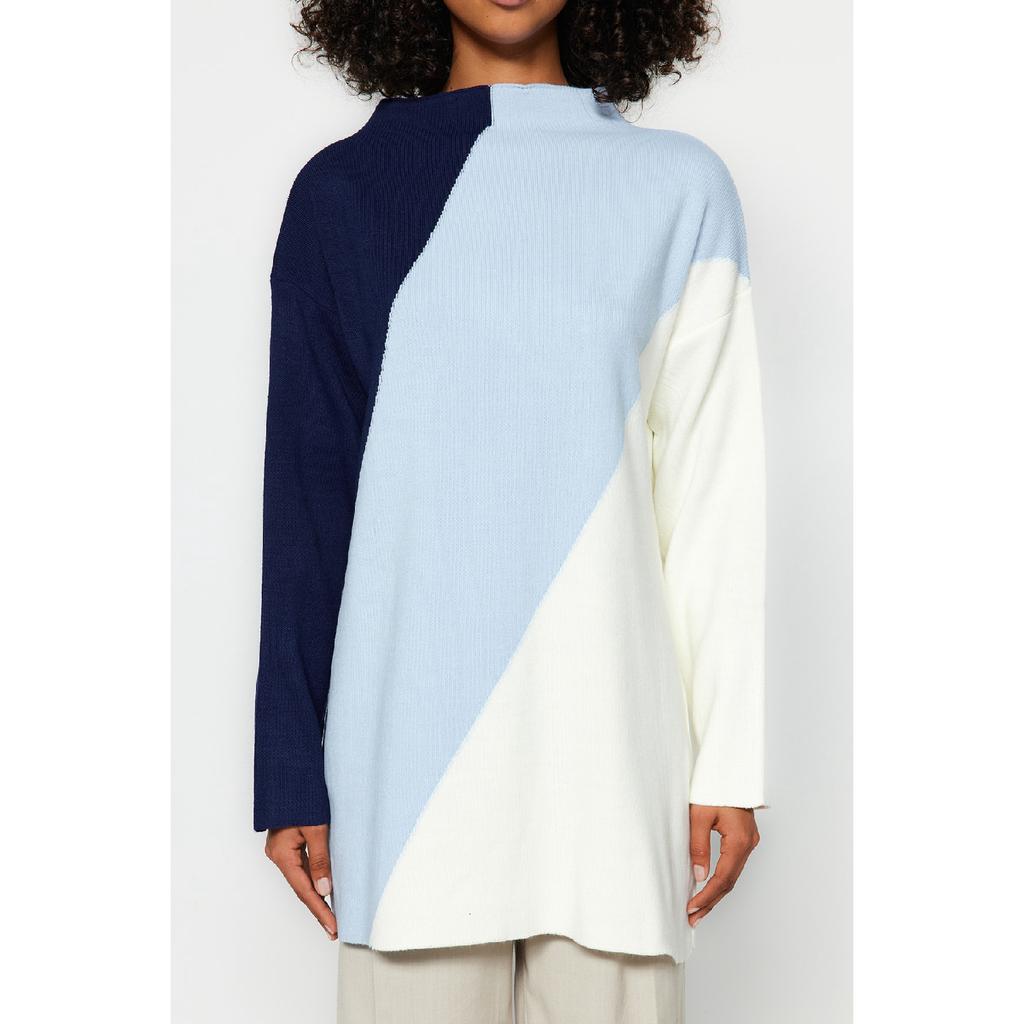 Темно-синий трикотажный свитер с высоким воротником и блокировкой цвета Tctaw24ak00006