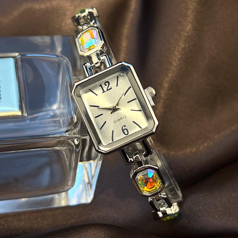 Квадратные часы с 24 цветами, бриллиантом 'Огонь', простые нишевые, роскошные, женские, кварцевые