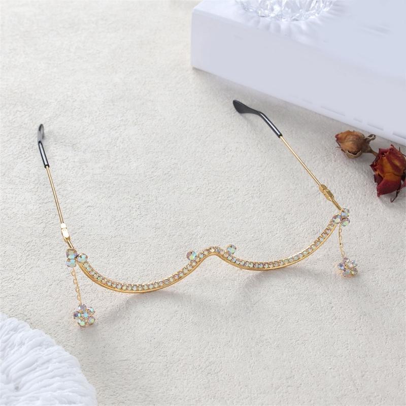 Стильная оправа для очков, украшенная стразами, с удобными носовыми упорами. Идеально подходит для повседневного ношения и особых случаев.