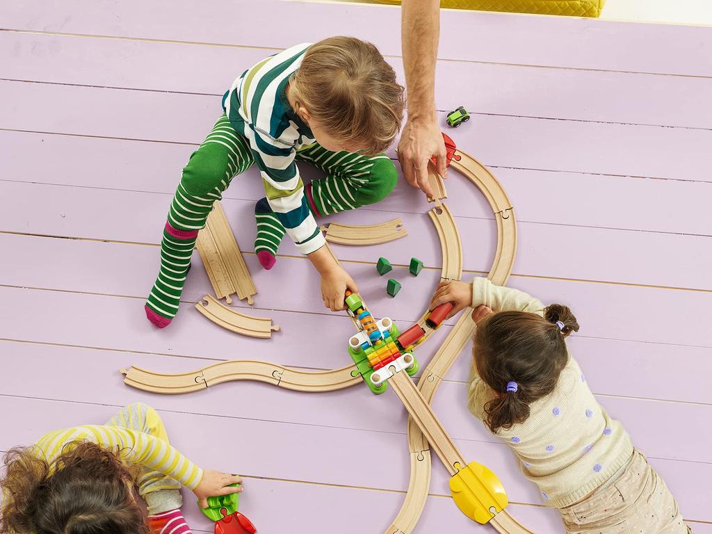 BRIO Железная дорога Мой первый набор для начинающих [Набор из 18 предметов] для возраста от 18 месяцев (Деревянная игрушка-поезд с рельсами) 33727