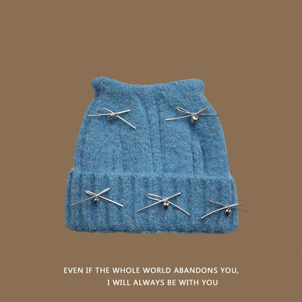 Вязаная шапка с кошачьими ушками на осень/зиму 2025 - Теплая и универсальная, с дизайном в виде банта, который подчеркивает лицо