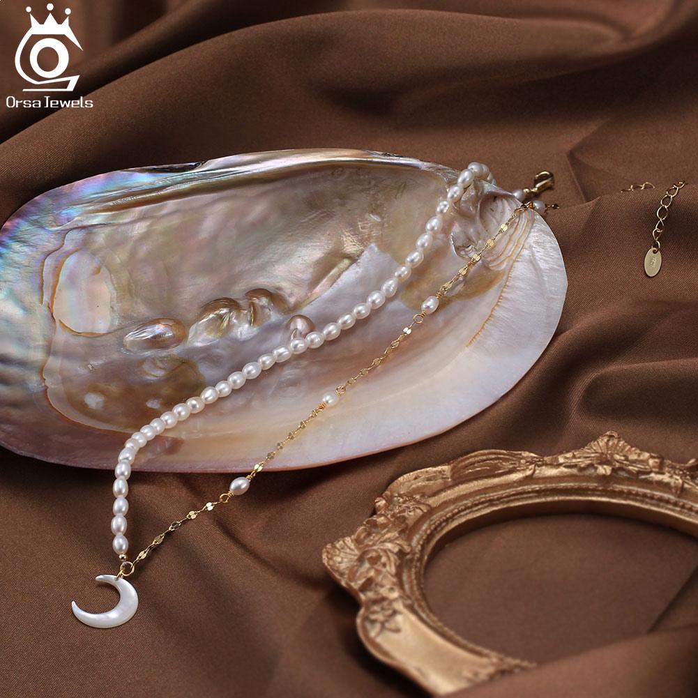 ORSA JEWELS Элегантное серебряное ожерелье 925 пробы с цепочкой в форме полугубы и подвеской в форме полумесяца с натуральной пресноводной жемчужиной для женщин GPN53