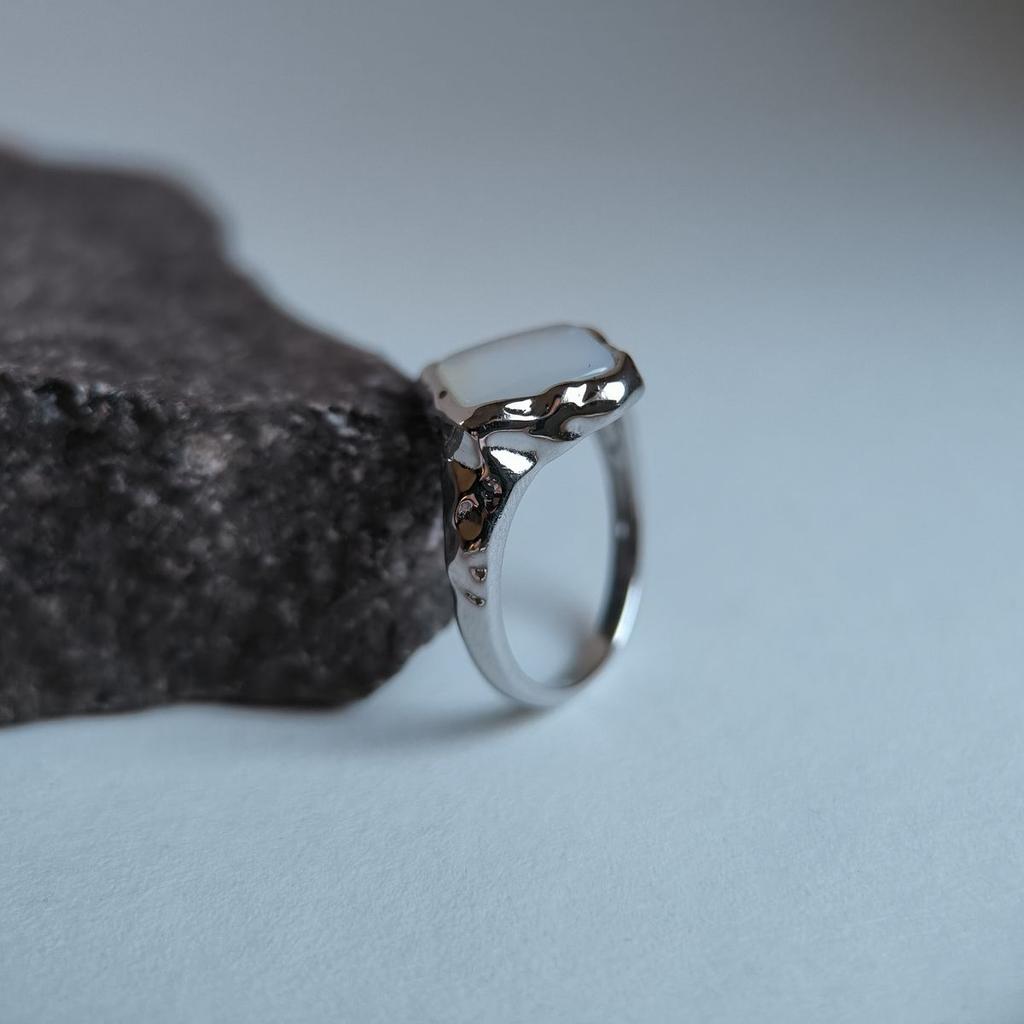 Серебряное кольцо с натуральным перламутром, вес изделия 3,2 гр (60002224)