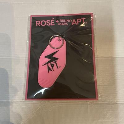 [Б/У] Брелок-подвеска BLACKPINK Rose с карточкой для обмена
