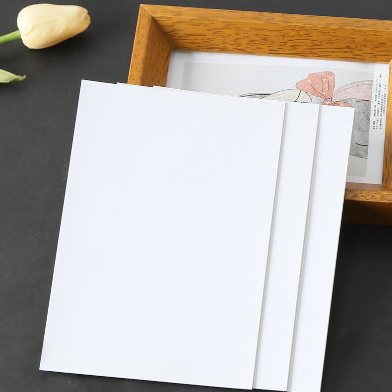 Белая картонная фоторамка с перфорированной бумагой