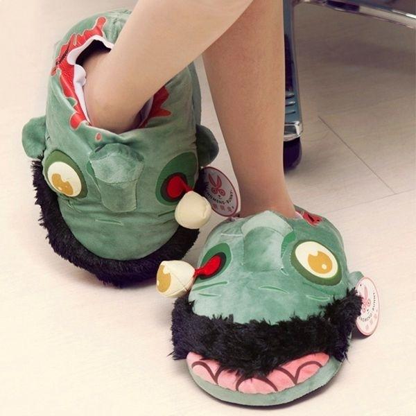 Пара ужасных тапочек, похожих на лицо зомби, тапочки