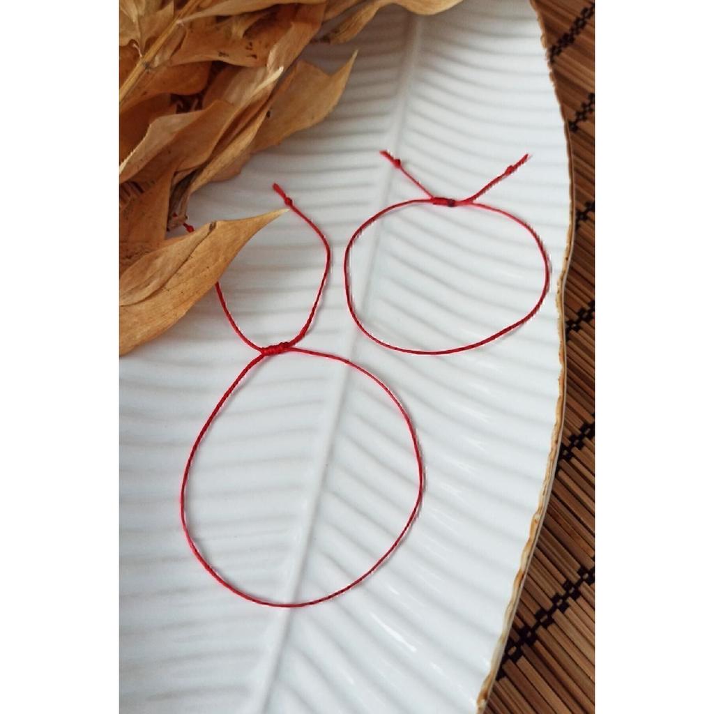 Браслет из красной веревки