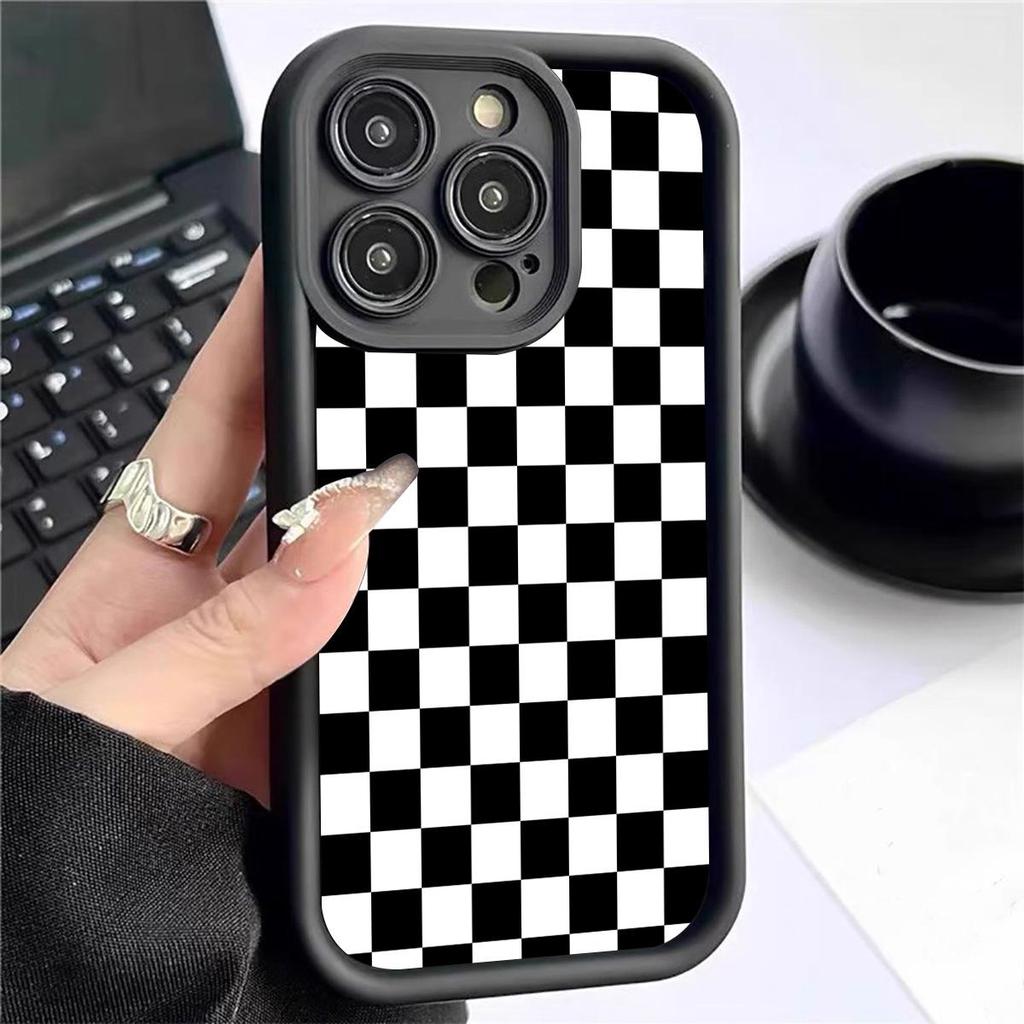 Черно-белый клетчатый кейс с канавками для iPhone 15/16/17