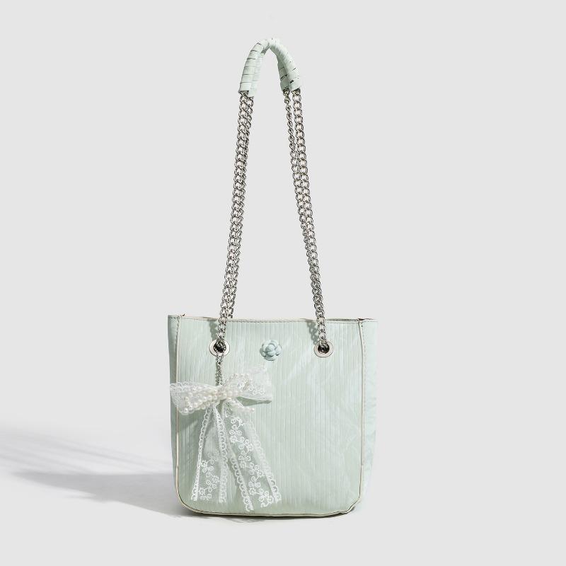 Осенняя женская сумка-тоут с вертикальным кружевным бантом и подвеской. Дизайн женской сумки.