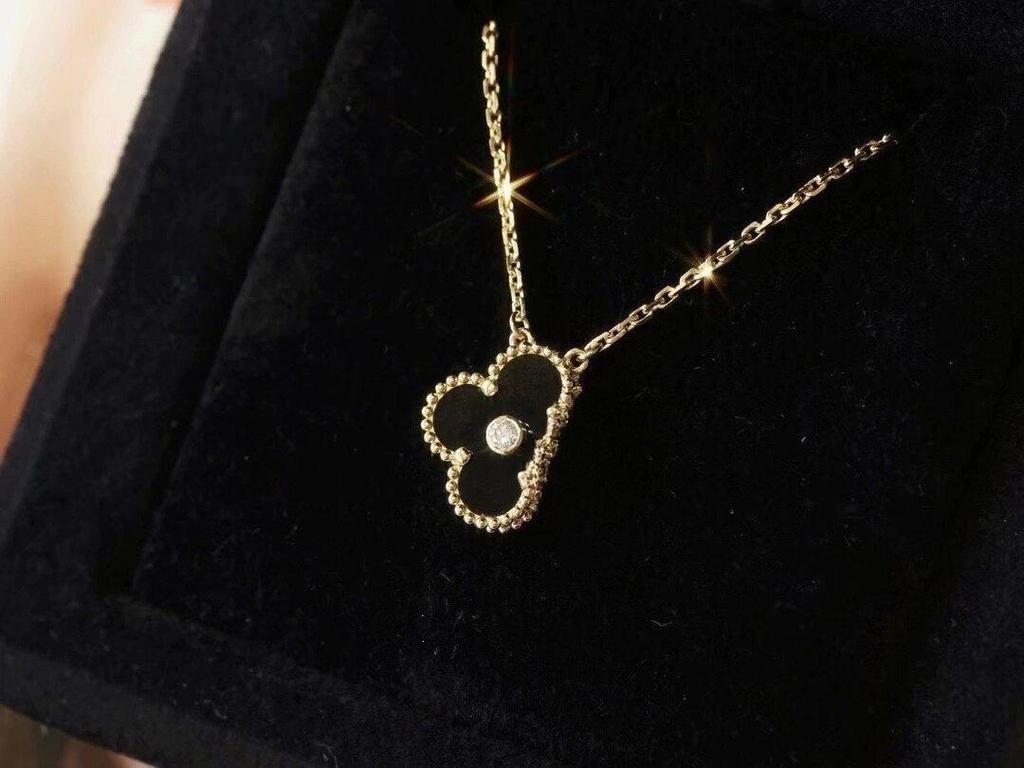 V Gold Four-Leaf Clover Necklace: 18K Gold-Plated, White Mother-of-Pearl & Rose Gold Pendant, Elegant Women's Accessory.
