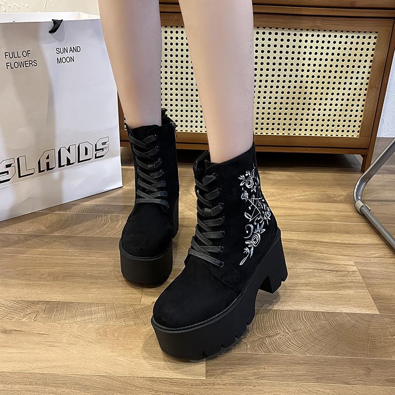 Women's Black Side Zipper Combat Boots Fashionable Lace Up Boots Platform Flower Embroidery Details Goth Shoes