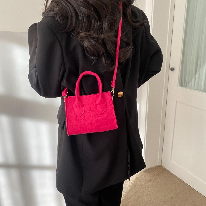 Маленькая наплечная сумка с простроченными деталями для повседневного использования