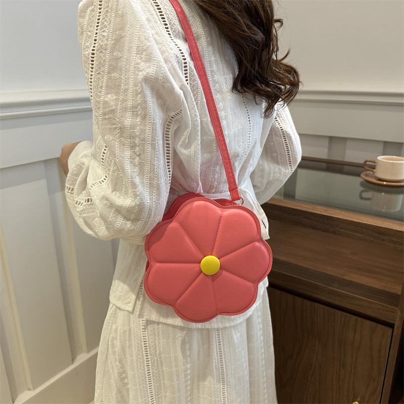 Корейская версия персонализированного цветка 2024 года, летний однотонный новый дизайн с отступом, модная сумка через плечо в иностранном стиле для женщин