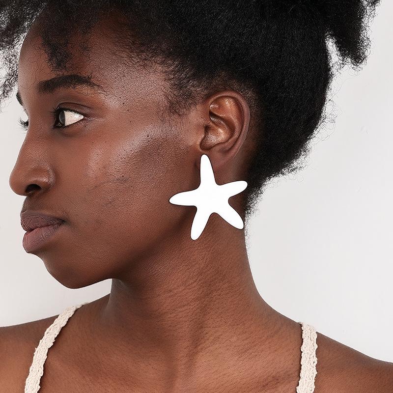 Модные серьги-гвоздики для женских украшений