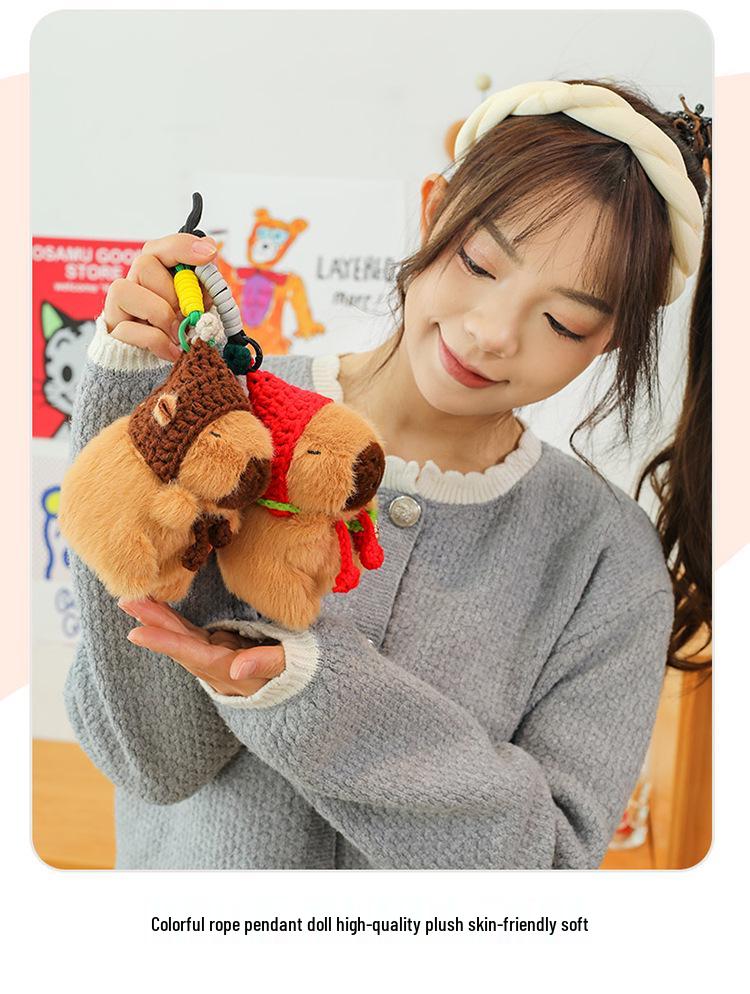 Плюшевый брелок в виде капибары – Очаровательный вязаный подарок с уличного прилавка