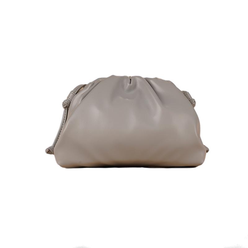 Женская сумка 2024 года из мягкой кожи с плиссировкой — вечерняя, наплечная и сумка-мессенджер с однотонной текстурой.