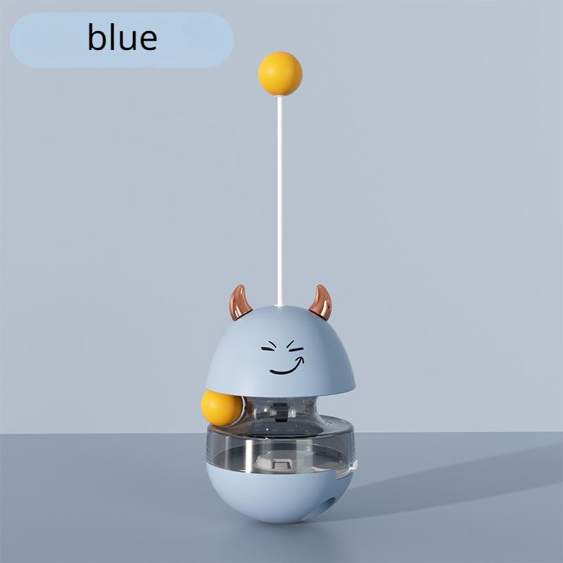 Милый неваляшка, который бросает кошачью еду, чтобы поиграть с кошками