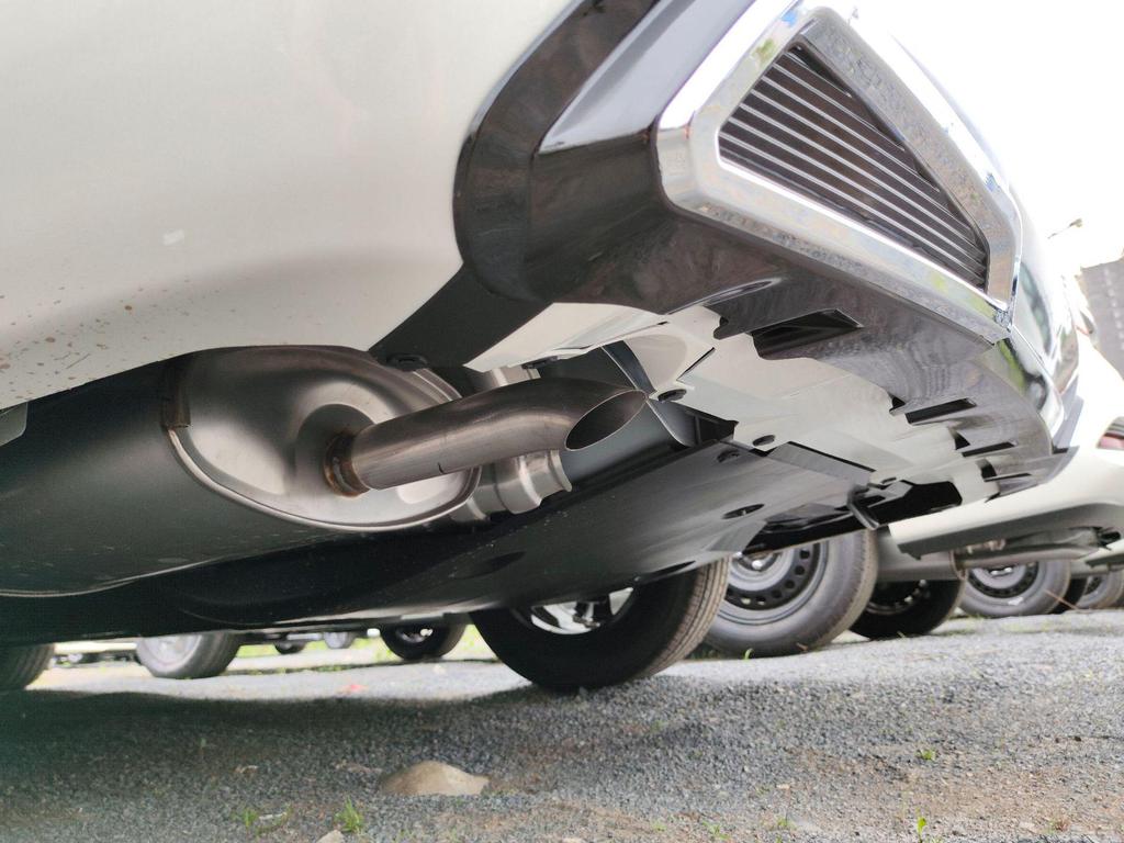 Подходит для Sylphy 20-го поколения: Задний диффузор и передний сплиттер, Задний бампер в стиле 14-го поколения, Передняя губа, Пороги и задний спойлер.