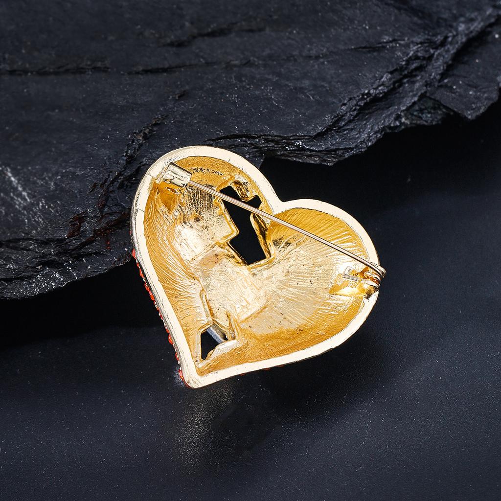 Трансграничная Новая Брошь в форме Персикового Сердца с Полными Бриллиантами Женская Брошь из Сплава со Стразами Темпераментная Универсальная Булавка для Одежды Брошь Фиксация против Света