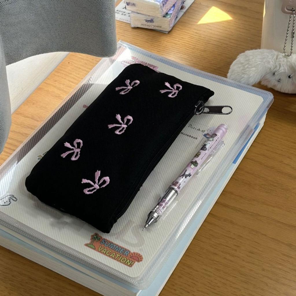 Черный бант вышитый чехол для ручки Высокий уровень внешнего вида Косметичка для хранения Простая ins косметичка 1 упаковка (направление молнии случайное)