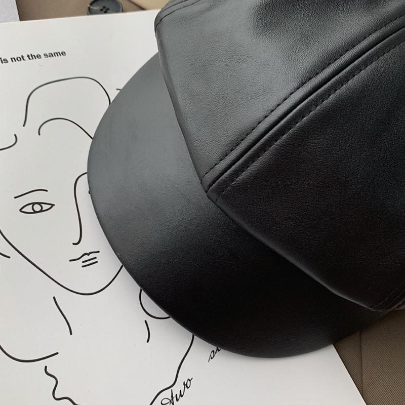 Женский зимний берет с небольшим козырьком из искусственной кожи