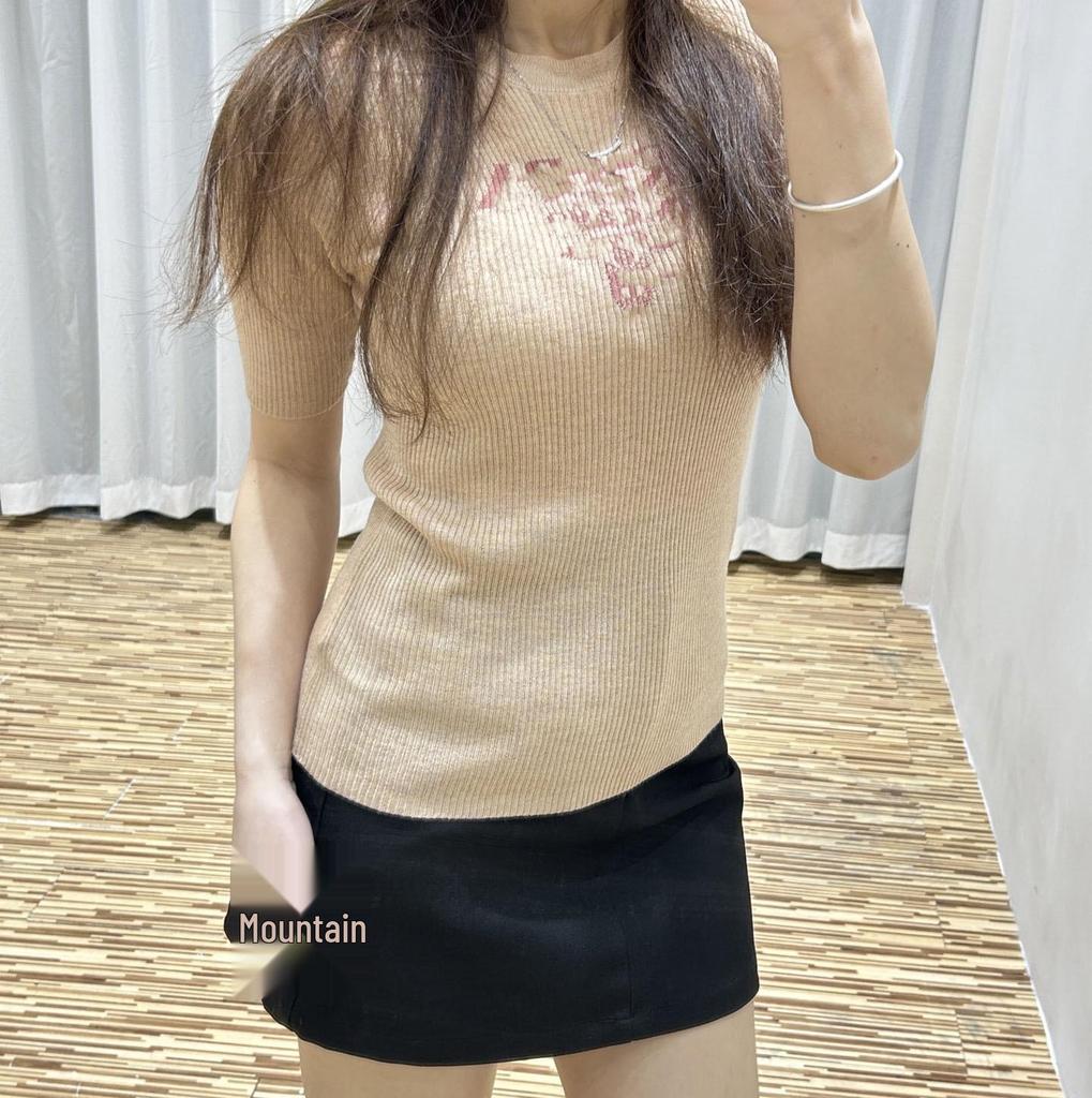 Женская белая футболка приталенного кроя с летним вышитым логотипом