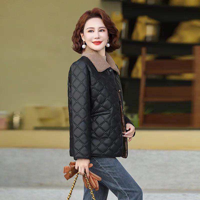 Женская зимняя куртка из искусственной кожи с подкладкой, модная куртка с подкладкой в западном стиле, теплая куртка с подкладкой из бархата для женщин среднего и пожилого возраста
