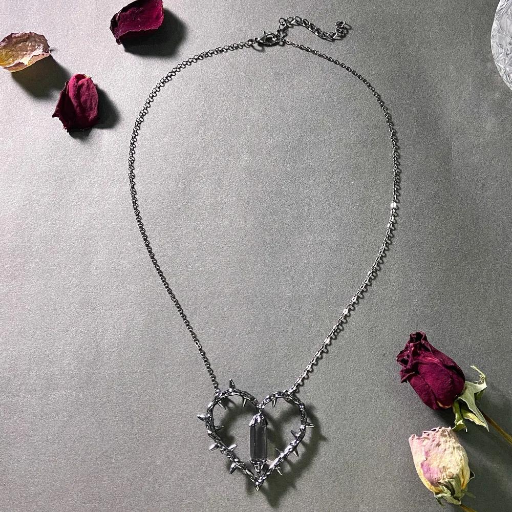 Vintage Gothic Thorny Heart Pendant Necklace For Women Black Color Goth Punk Halloween Wizard Crystal Necklace Fashion Jewelry
