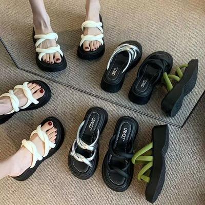 Легкие сандалии с увеличенным ремешком, женская верхняя одежда, лето 2025, новые маленькие тапочки на толстой подошве, универсальные туфли-бутерброды в иностранном стиле