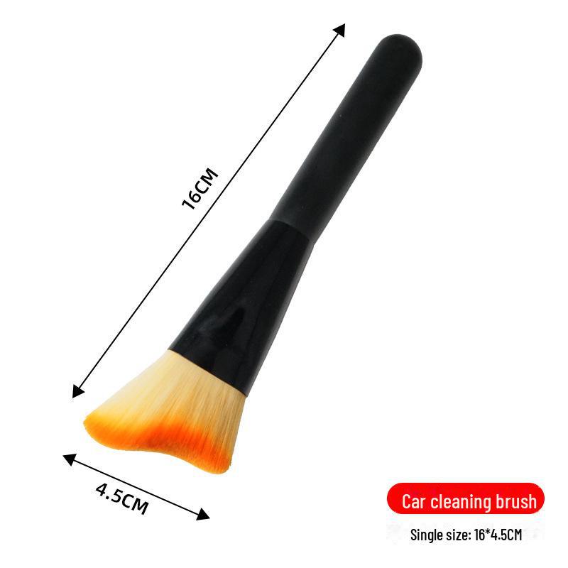 Маленькая желтая щетка для чистки салона автомобиля для вентиляционных отверстий и щелей