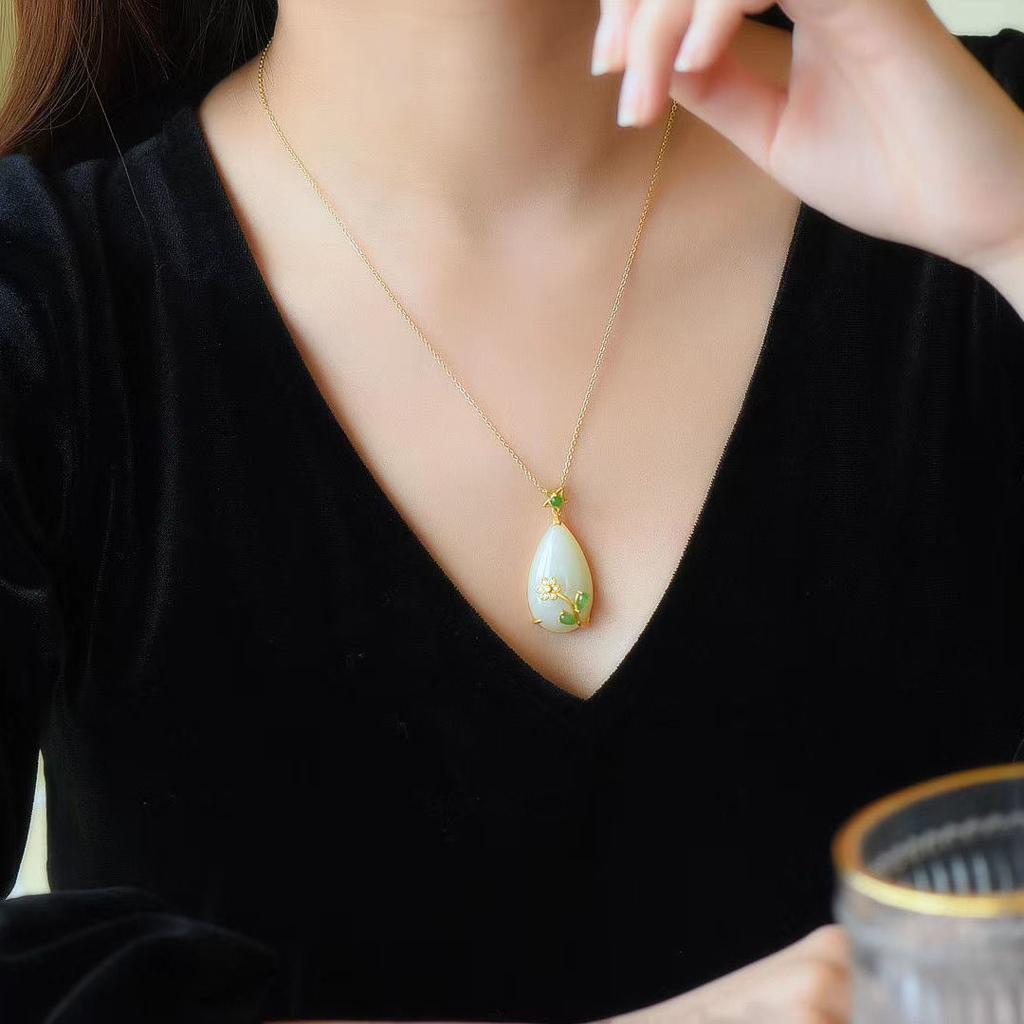 Имитация хотанского нефрита Большой кулон в виде капли воды Колье с дизайном маленького цветочного узора Отделка яшма подарок