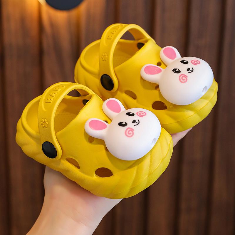 Children's summer cartoon clogs for boys and girls, suitable for indoor and outdoor wear, with a soft, non-slip sole and closed toe design