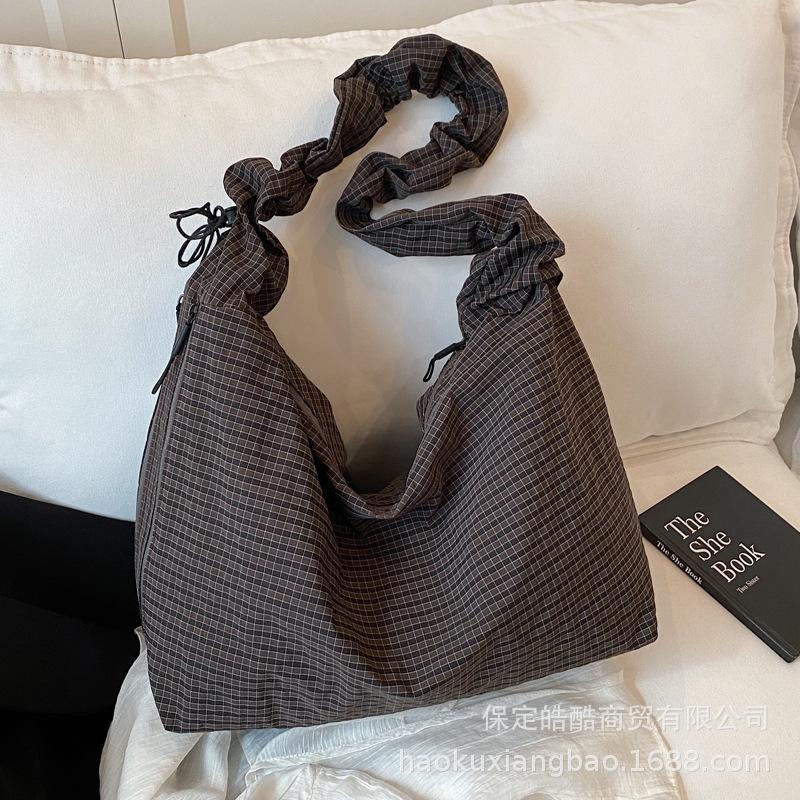 Складная сумка-тоут большой вместимости женская 2025 новая модная супер огненная сумка через плечо для通勤, популярная тканевая сумка, сумка-мессенджер