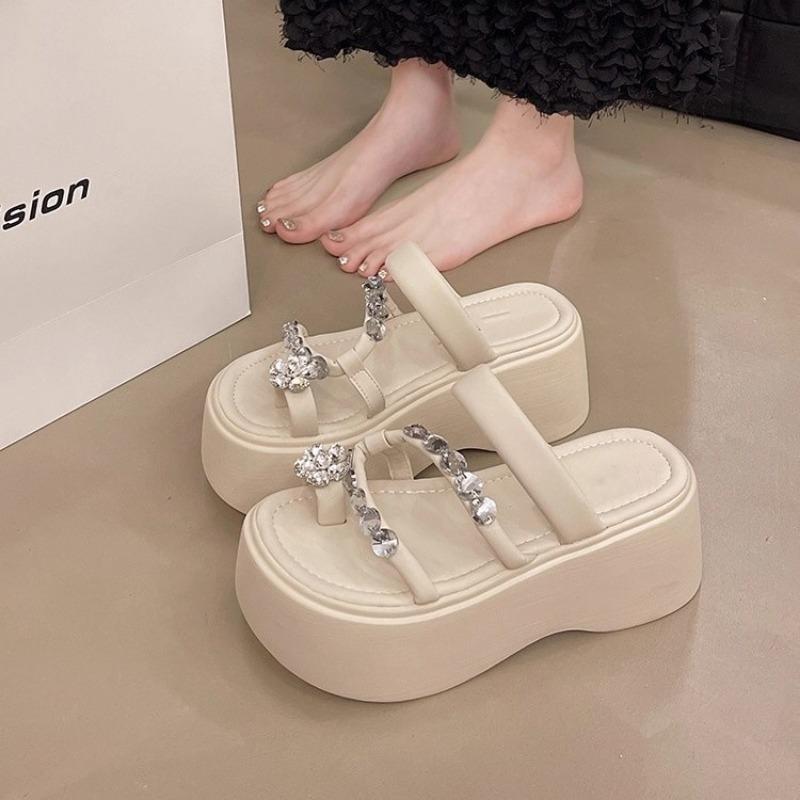 Модная накидка с юбкой, сандалии на высоком каблуке с носком из страз для летней женской обуви, новые крутые шлепанцы на танкетке