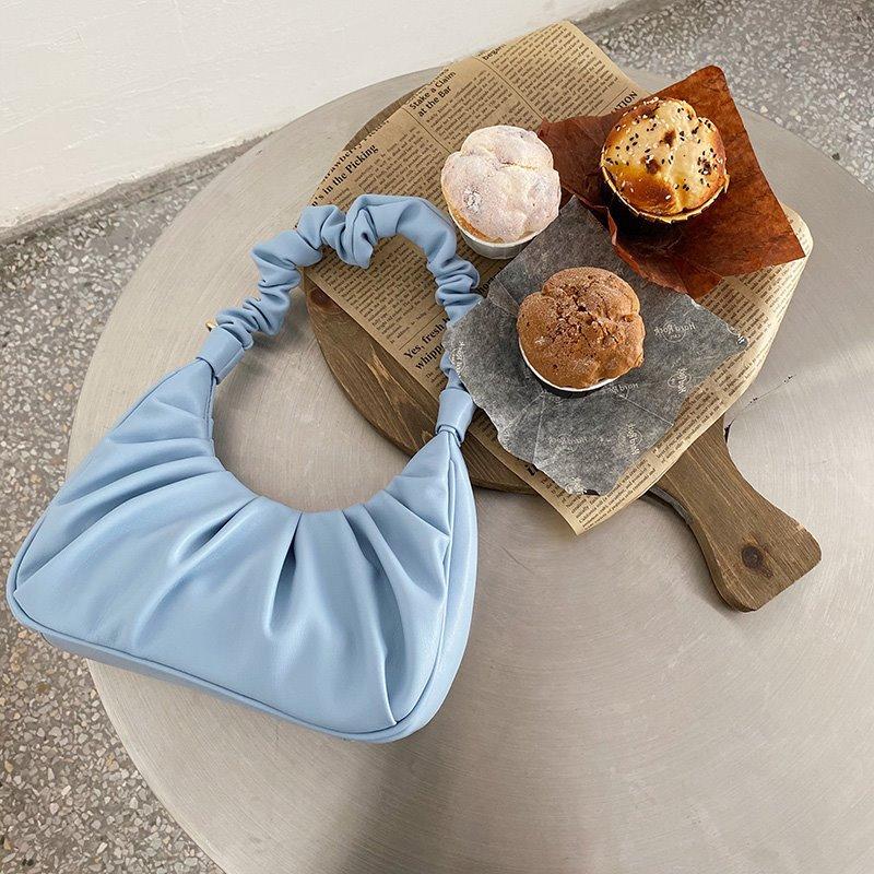 Женская ручная сумка-багет в форме рога, сложенная под мышкой, косая складка через плечо