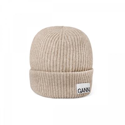 Ganni A5369 196 Шапка бини с логотипом, легкой структурированной вязки