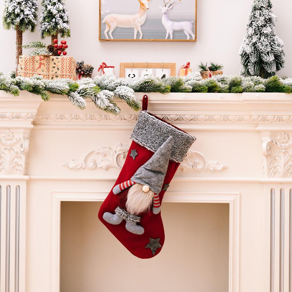 Роскошные рождественские чулки с серой бахромой, плюшевыми игрушками Лесного Санты и Рудольфа