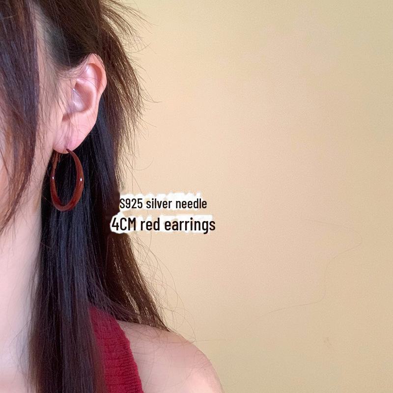 Винтажные красные серьги-кольца в гонконгском стиле: Элегантный женский аксессуар на осень/зиму