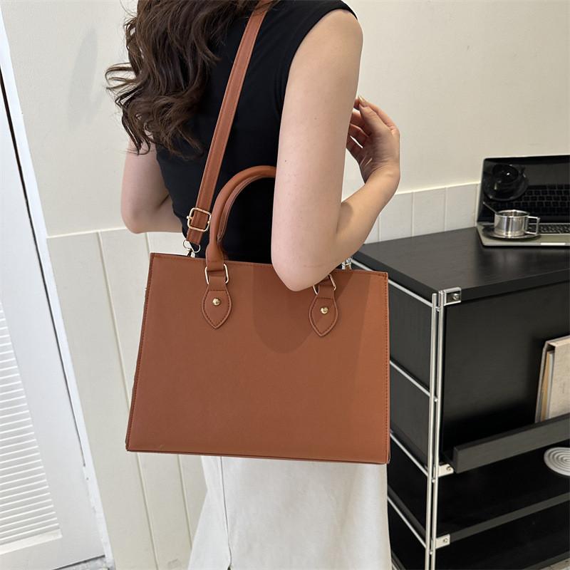 Стильная повседневная сумка-тоут для commuters на осень с современным простым дизайном и универсальными цветами