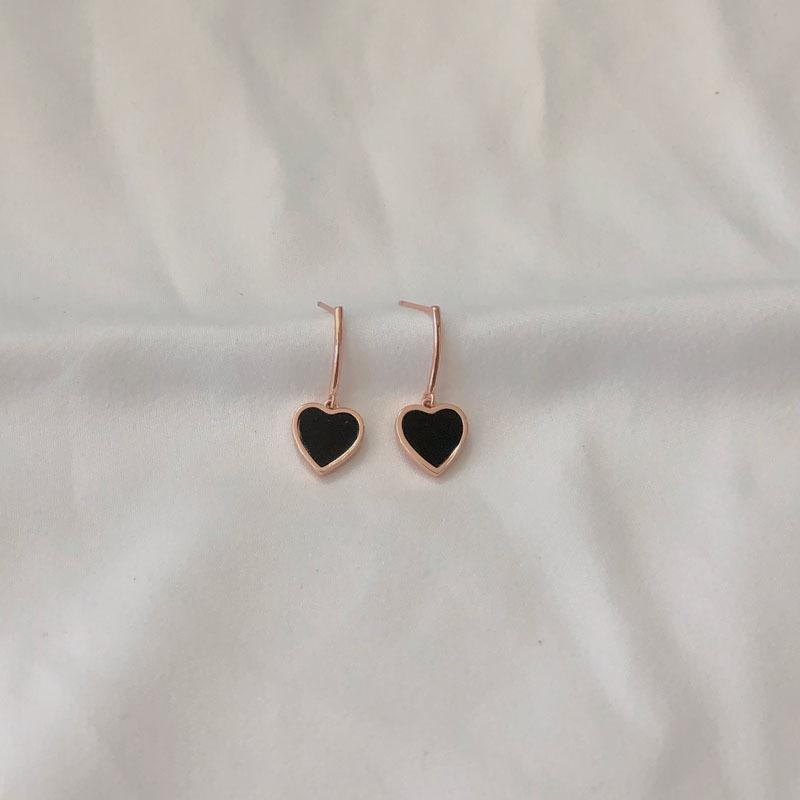 Черные серьги в форме сердца. Изысканные женские серьги Love.