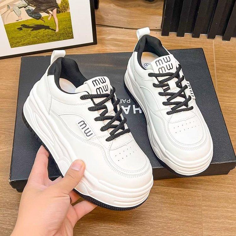 Кожаная поверхность показывает высокие белые туфли женские весна 2025 новые популярные универсальные повседневные легкие спортивные туфли на толстой подошве