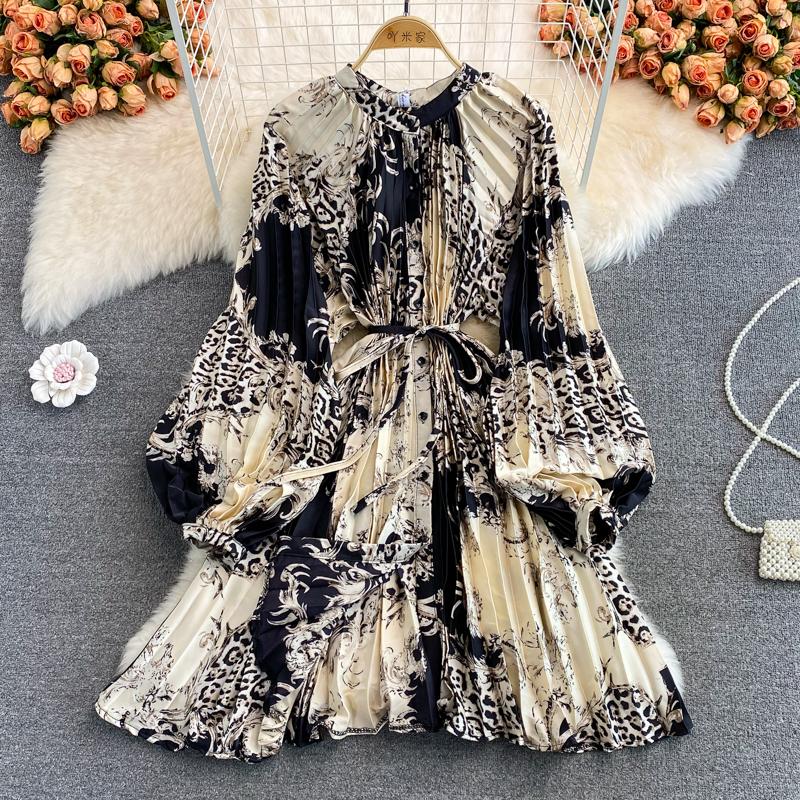 RUGOD Весна и осень популярно в Европе и Америке. Свободное атласное платье средней длины с принтом и круглым вырезом.