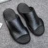 2025 лето новые кожаные шлепанцы на одной подошве мужские дышащие и без запаха трендовые универсальные сандалии мужские большого размера