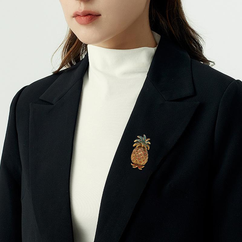 European and American retro fruit brooch, high-end alloy diamond inlaid pineapple chest flower, pin, anti glare buckle, clothing accessories