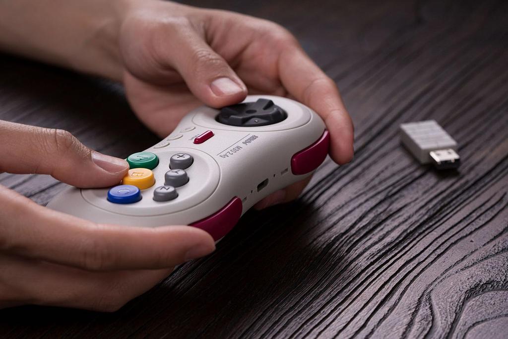 Беспроводной геймпад 8BitDo M30 2.4G для Sega Genesis Mini, Mega Drive Mini и Switch (6-кнопочная раскладка) (белый)