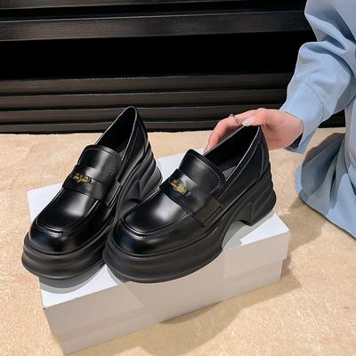 Лоферы на толстой подошве. Женские новые весенние удлиняющие туфли в британском стиле. Кожаные маленькие кожаные туфли на высоком каблуке.